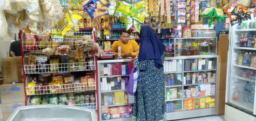 Doc. NF sedang melayani pembeli, 2023.